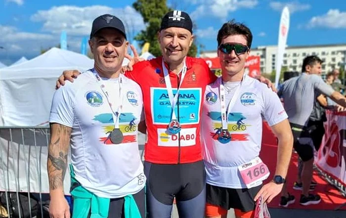 Pompierul din Călărași(în mijloc) ajută copiii cu afwecțiuni neurologice FOTO Facebook ISU Călărași