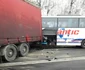 Accident pe Valea Oltului la Tălmaciu - Sibiu - DN7 în care sunt implicate un autocar un TIR şi un turism Foto DRDP Braşov