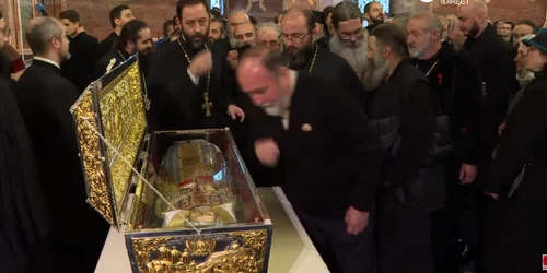 coada la moastele parintelui staniloae captura  Trinitas TV png