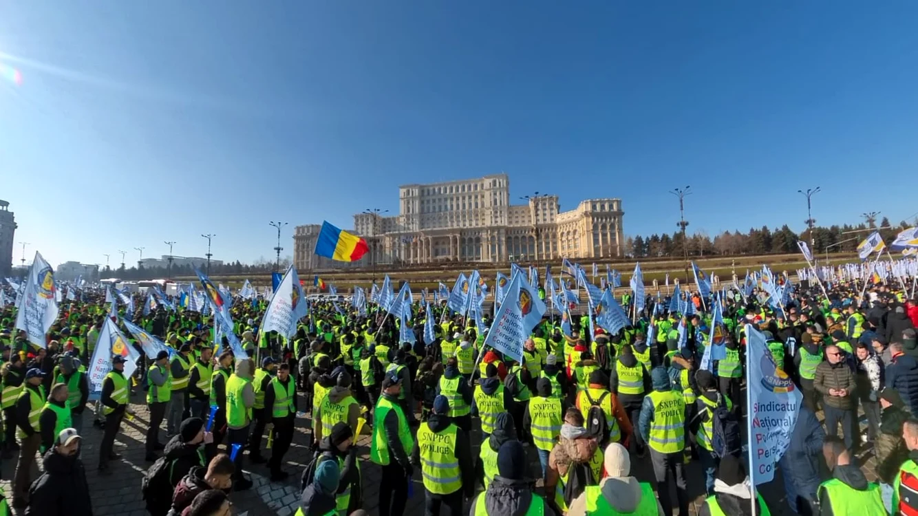 Polițiștii protestează în stradă FOTO:  Facebook snppc.ro