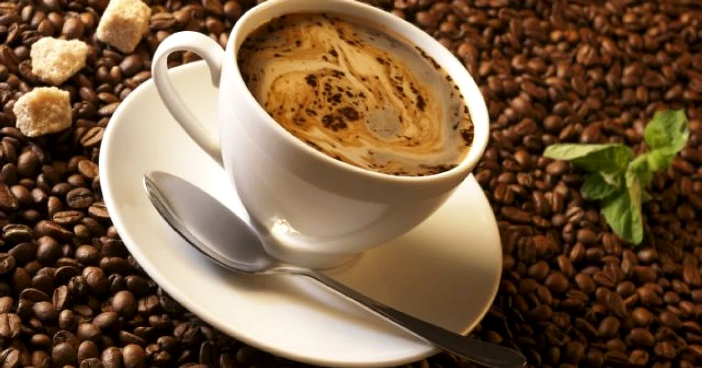 O ceaşcă de cafea ne poate menţine treji mai mult decât ne-am dori