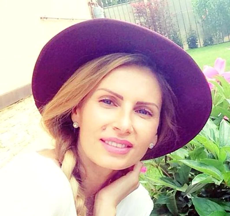 Andreea Bănică se bronzează cu henna