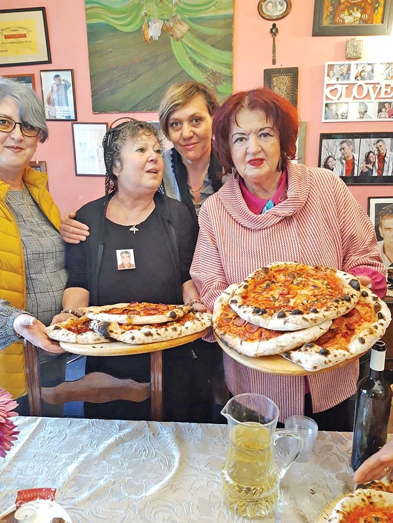 Acasă, au mâncat cu toţii pizza