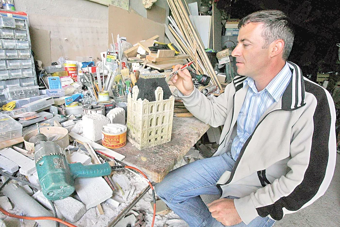 Artistul lucrează câteva ore pentru a reproduce o clădire în miniatură