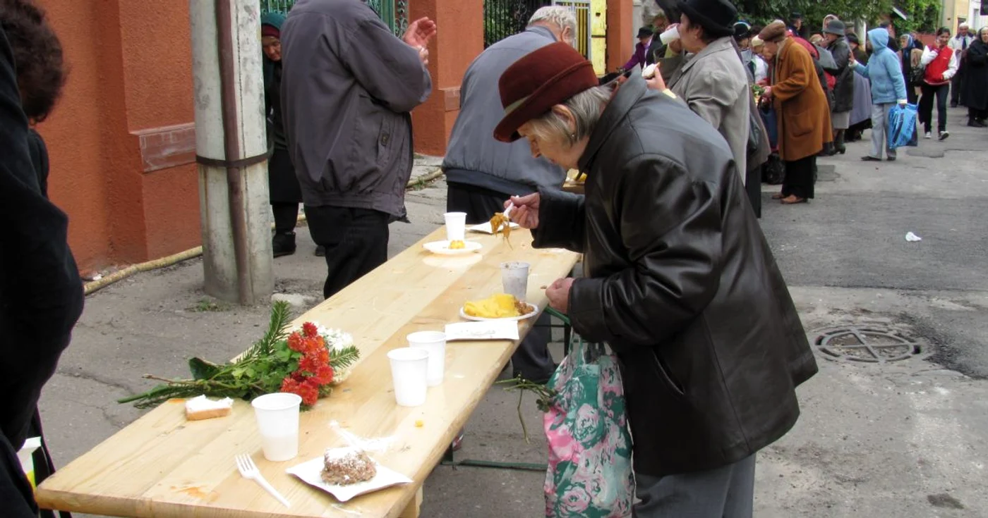 Credincioşii au mâncat sarmalele la corturile Primăriei
