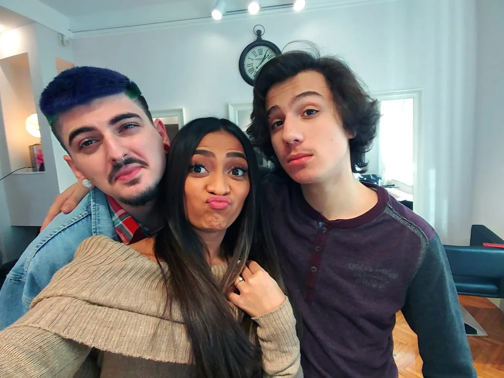 Bella Santiago, alături de colegi, în casa "X-Factor"
