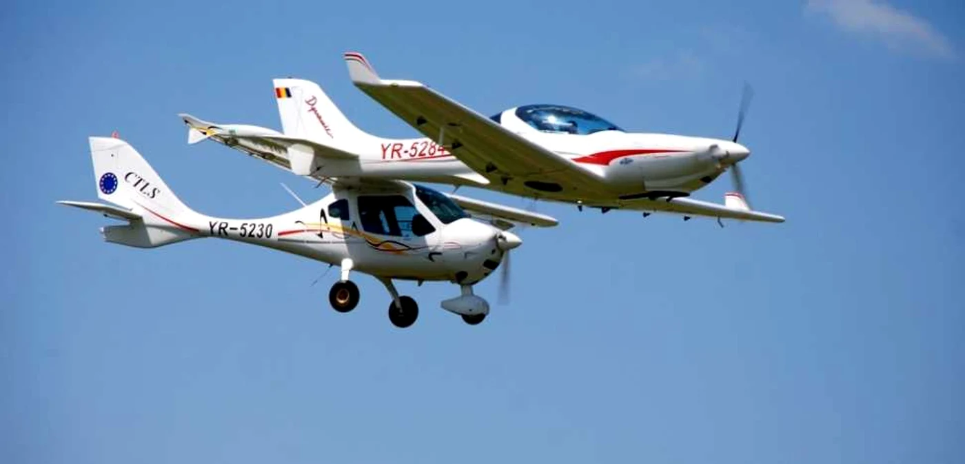 Manevre dificile cu avioane ultrauşoare, la mitingul aviatic de la Vădeni   FOTO Florentin Coman