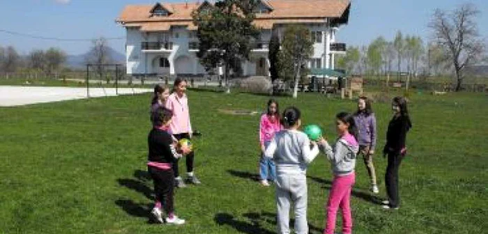 Alba Iulia: Copii ocrotiţi, în tabere la mare şi la munte