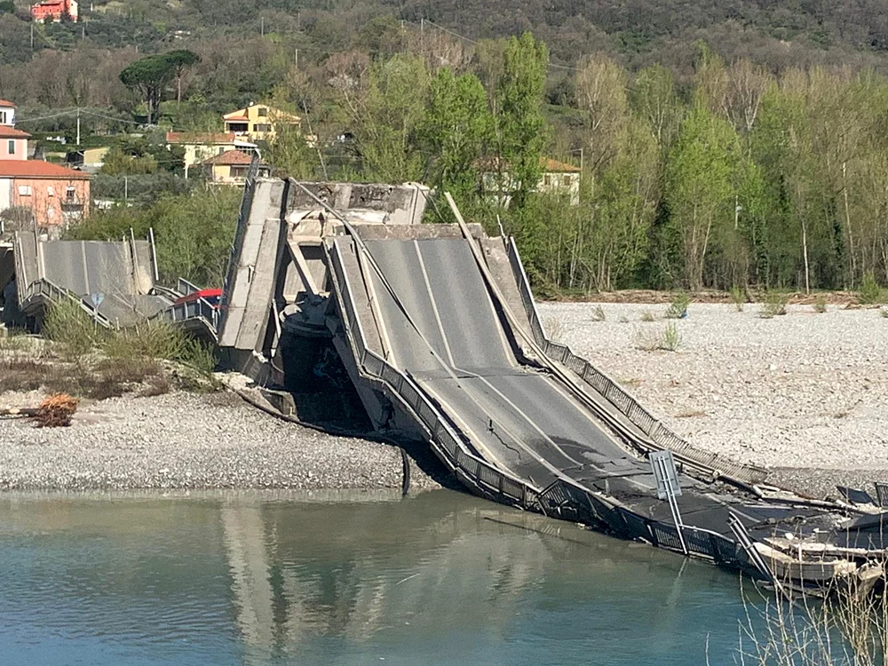 Din fericire, la momentul dezastrului, pe pod nu se aflau decât două camioane