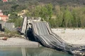 Din fericire, la momentul dezastrului, pe pod nu se aflau decât două camioane jpeg