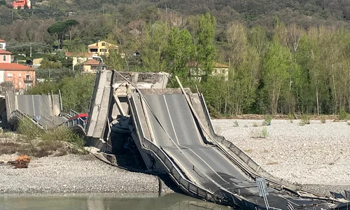 Din fericire, la momentul dezastrului, pe pod nu se aflau decât două camioane jpeg