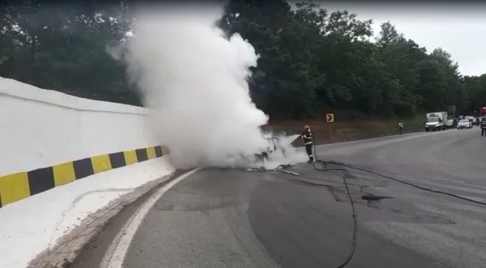 O maşină a luat foc într-o curbă, pe DN7 Piteşti - Râmnicu Vâlcea VIDEO