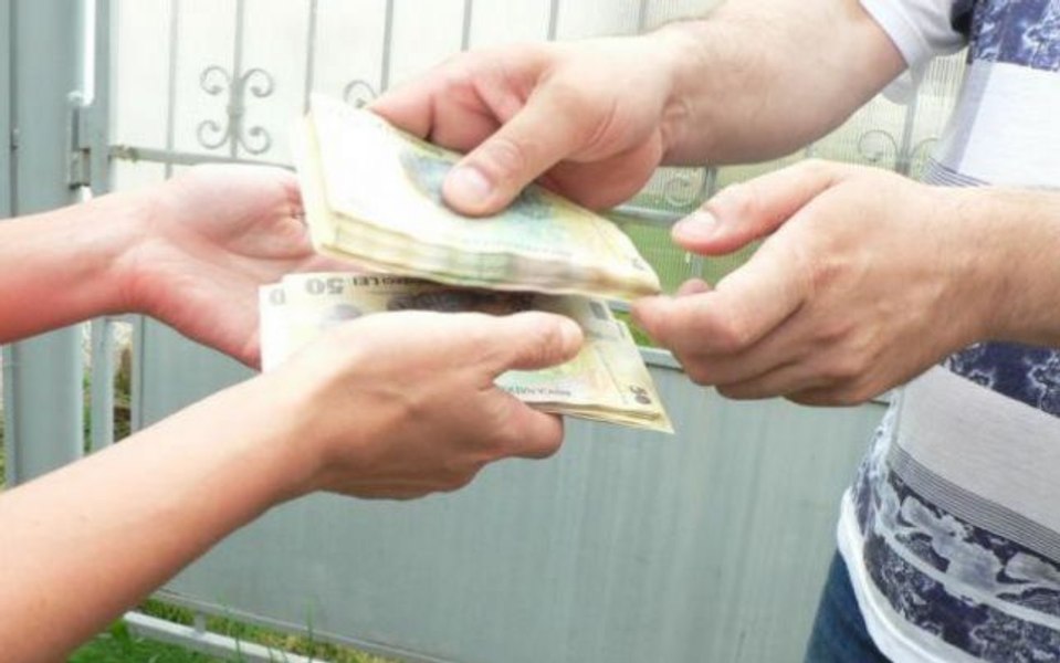 Lažni zdravnik v Romuniji prevaral starejšega moškega za več kot 50.000 lei