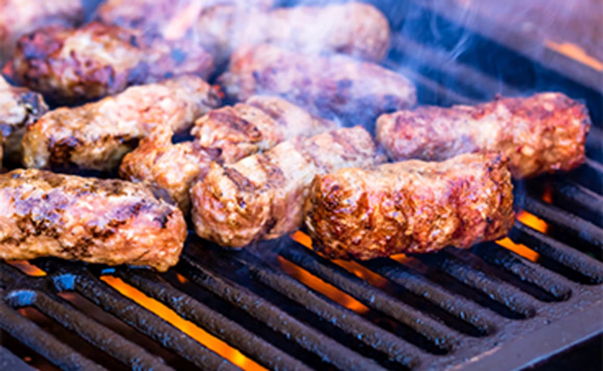
    Din carnea victimelor  au fost preparaţi Ćevapčići (mici sârbeşti)  