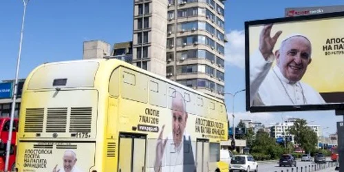 Autobuz si panou Papa Francisc Macedonia de Nord FOTO AFP