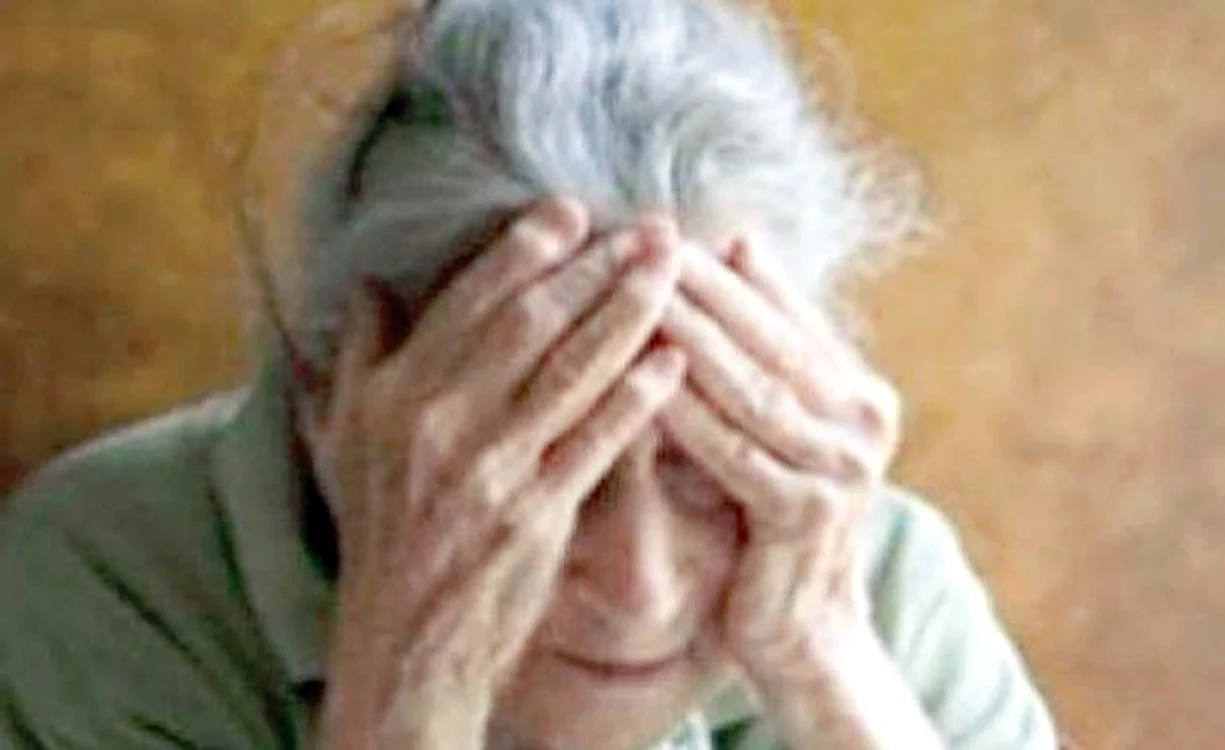 
    Femeia a fost bătută şi violată de un prieten de-al fiului său.  
