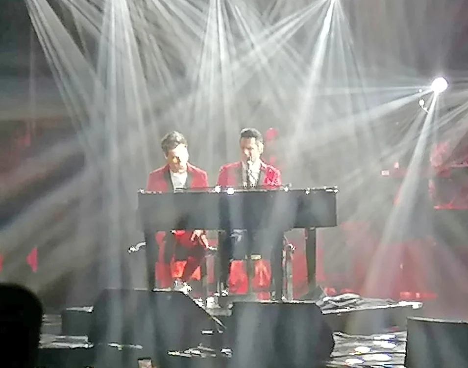 Un duet de senzație.  Bănică și fiul său pe  aceeași scenă interpretând  împreună o colindă
