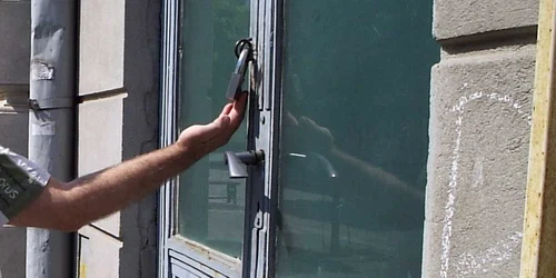 Spaţiul cuprinde cinci cabine ale actorilor, dar are lacătul pe uşă