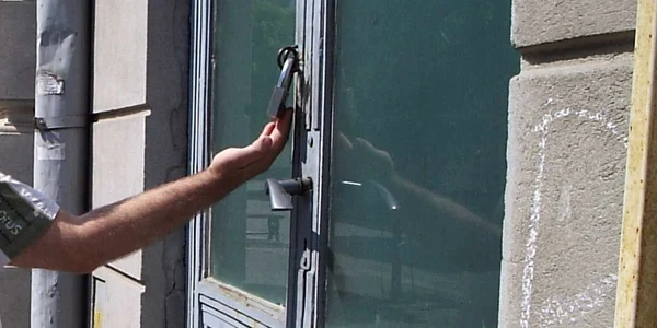 Spaţiul cuprinde cinci cabine ale actorilor, dar are lacătul pe uşă