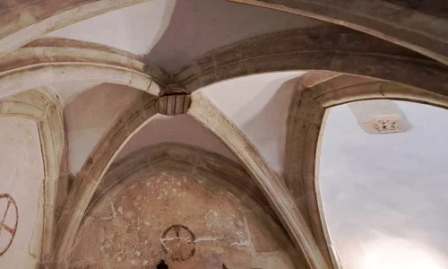 Crucile de consacrare care decorează pereții Capelei Castelului Corvinilor (© Facebook / Muzeul Castelul Corvinilor)