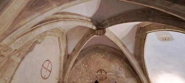 Crucile de consacrare care decorează pereții Capelei Castelului Corvinilor (© Facebook / Muzeul Castelul Corvinilor)