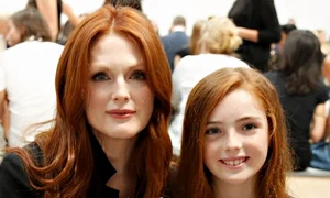 Julianne Moore și fiica sa, acum câțiva ani jpeg