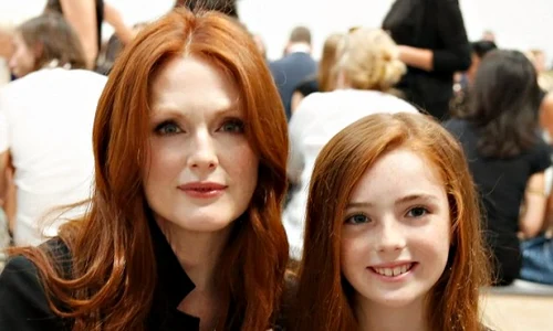Julianne Moore și fiica sa, acum câțiva ani jpeg