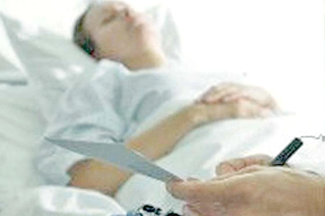Medicii au amânat până ieri  operaţia de cezariană, în speranţa  că atât starea mamei, cât şi a  fătului, se va îmbunătăţi