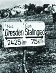 Un indicator german le arăta soldaților numărul de kilometri rămași de parcurs până la Stalingrad, dar și distanța față de Dresda (© Profimedia)