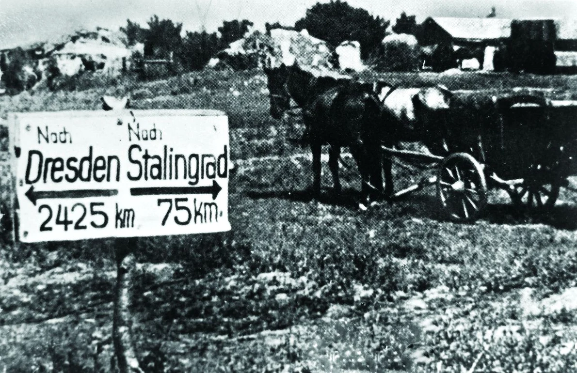Un indicator german le arăta soldaților numărul de kilometri rămași de parcurs până la Stalingrad, dar și distanța față de Dresda (© Profimedia)