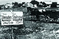 Un indicator german le arăta soldaților numărul de kilometri rămași de parcurs până la Stalingrad, dar și distanța față de Dresda (© Profimedia)