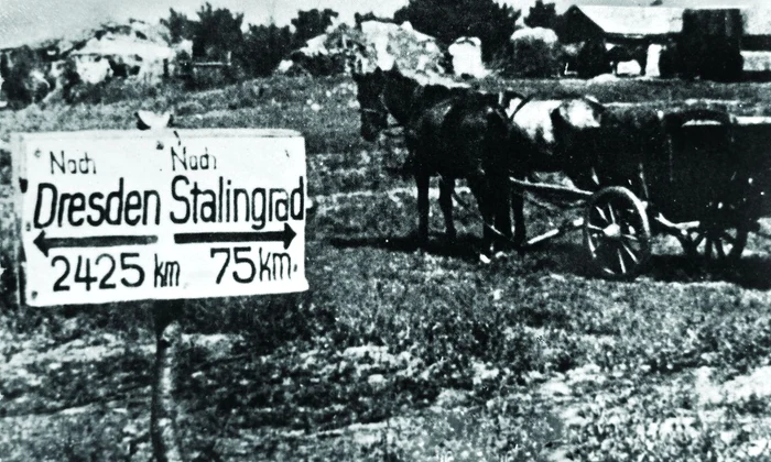Un indicator german le arăta soldaților numărul de kilometri rămași de parcurs până la Stalingrad, dar și distanța față de Dresda (© Profimedia)