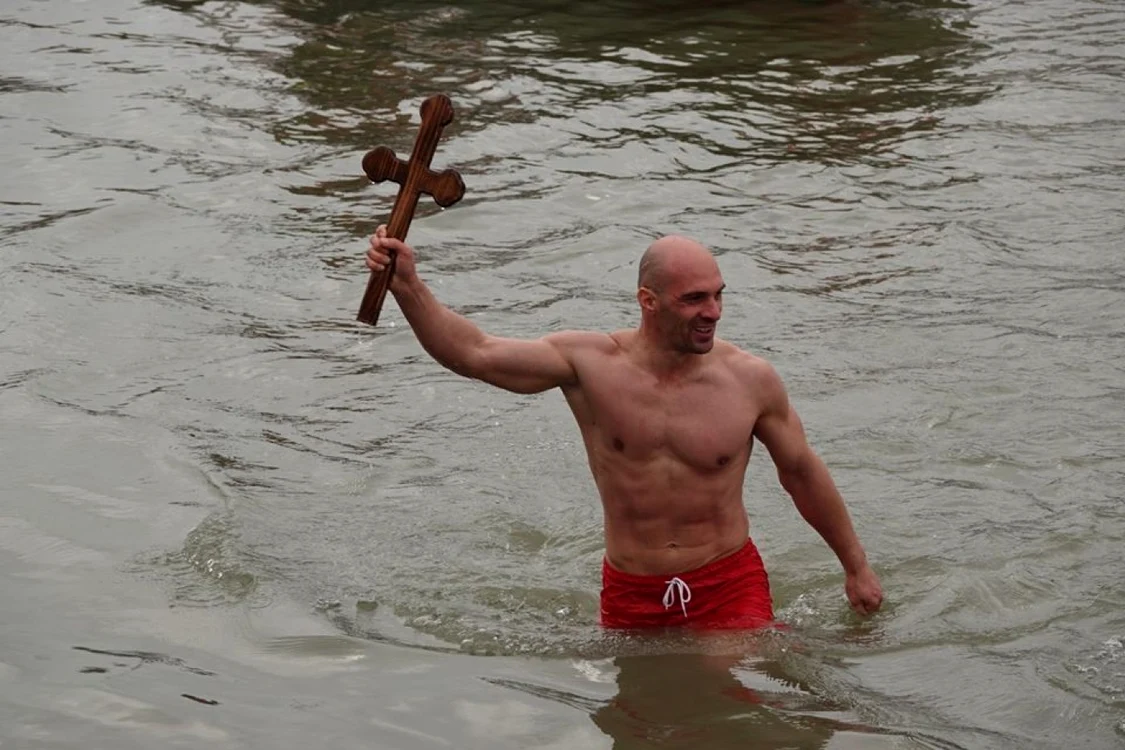 Ştefan Boscornea, sportivul care a prins crucea aruncată de preoţi, în ultimii 10 ani, la Călăraşi FOTO I.S.