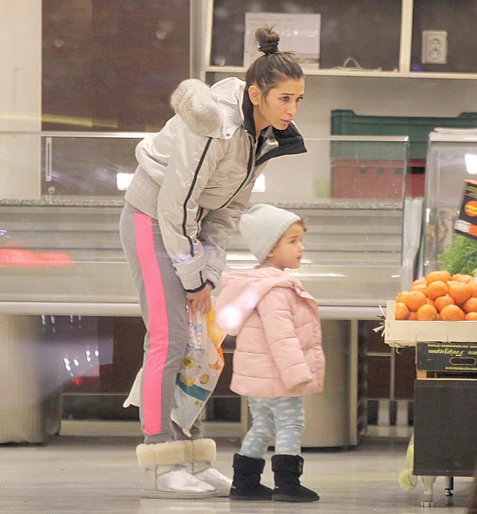 Elena şi Sofia ies din piaţa Dorobanţi, după ce au cumpărat câteva fructe