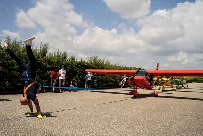 Matteo Pavone a tractat trei avioane mergând în mâini