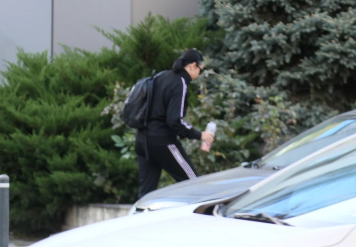 Mereu cu rucsacul în spate, în trening, și cu sticla de apă în mână