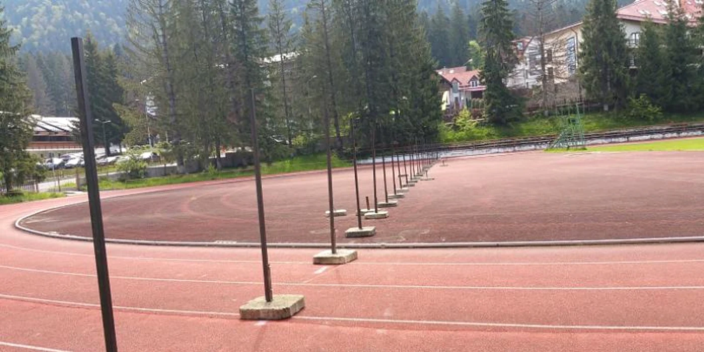 
    Directorul Stadionului Olimpic Poiana Brașov a amplasat un gard în mijlocul terenuluifoto: Digisport  