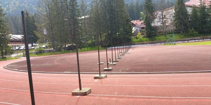 Directorul Stadionului Olimpic Poiana Brașov a amplasat un gard în mijlocul terenuluifoto: Digisport