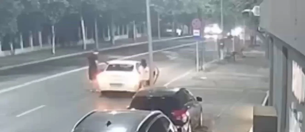 Și-a făcut singur dreptate și riscă arestul, după ce a băgat în spital un bărbat care i-a spart parbrizul mașinii