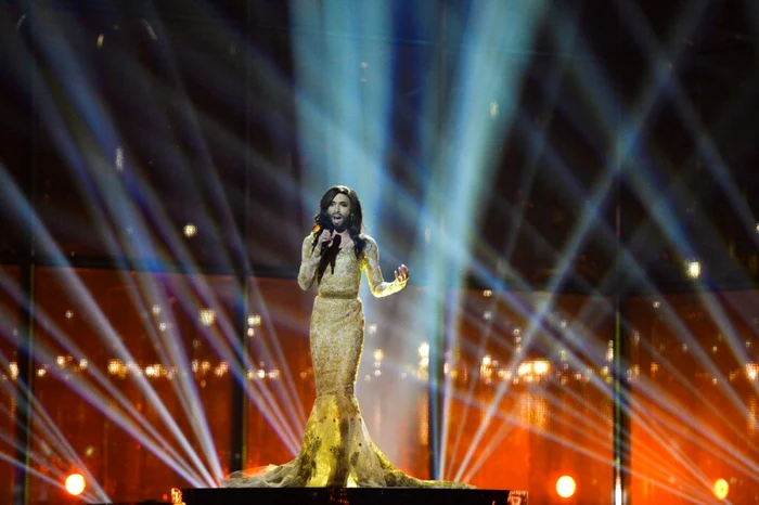 Conchita Wurst (25 de ani),
transsexualul care a reprezentat Austria în concurs, a oferit unul
dintre cele mai uimitoare momente ale serii, „furând“ show-ul cu
vocea sa FOTO EBU/eurovision.tv