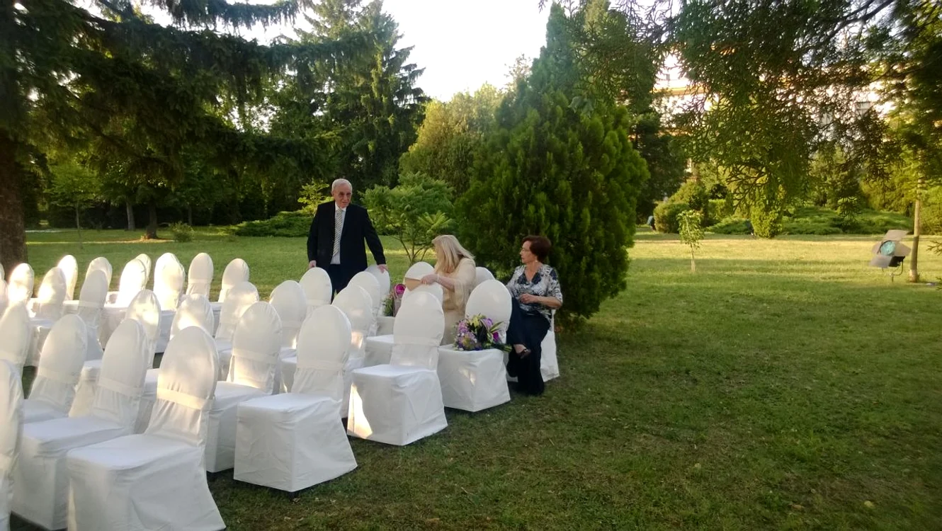 Printre primii invitați la nunta lui Bobby Păunescu se află și unchiul lui, Viorel Păunescu, împreună cu soția