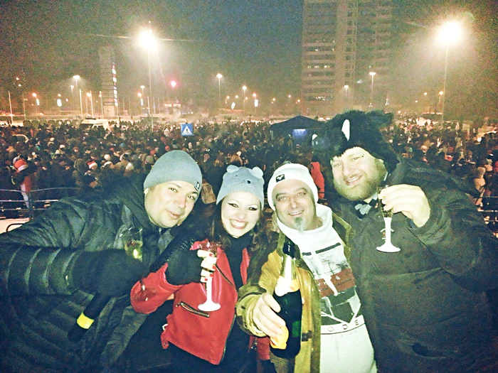 Dan Helgiug (stânga) cu mănuşi de lână pe microfon