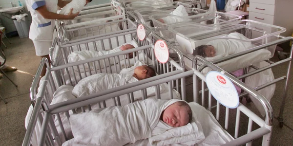 Copiii născuţi în septembrie, cu 17 mai puţini decât în august