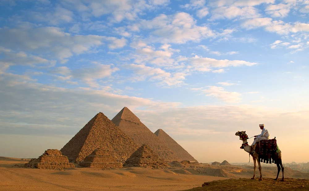 Arheologii au descoperit un posibil portal antic lângă Piramidele din Giza FOTO: Ge