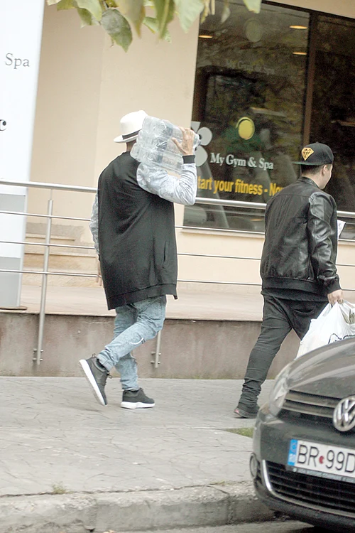 Alex şi-a pus baxul de apă pe umăr, cu o uşurinţă de invidiat