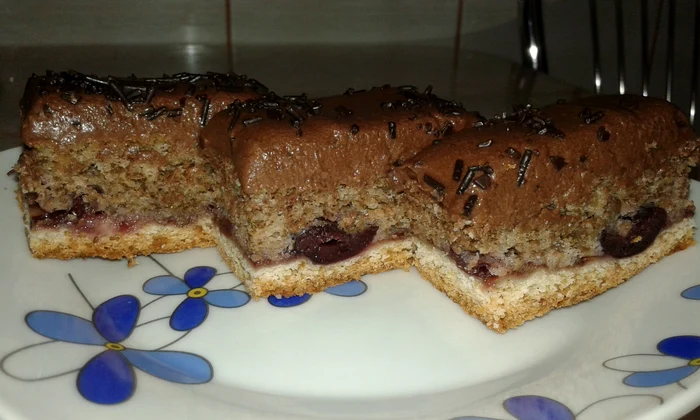 
    Prăjitură cu nucă, vişine şi cremă de cafea  