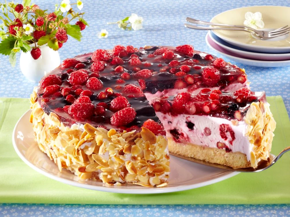 tort cu fructe de padure jpeg
