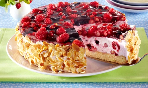 tort cu fructe de padure jpeg