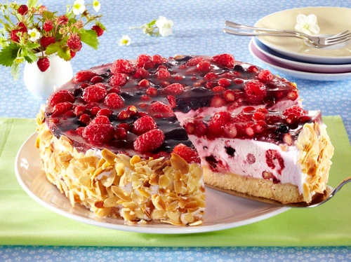 tort cu fructe de padure jpeg