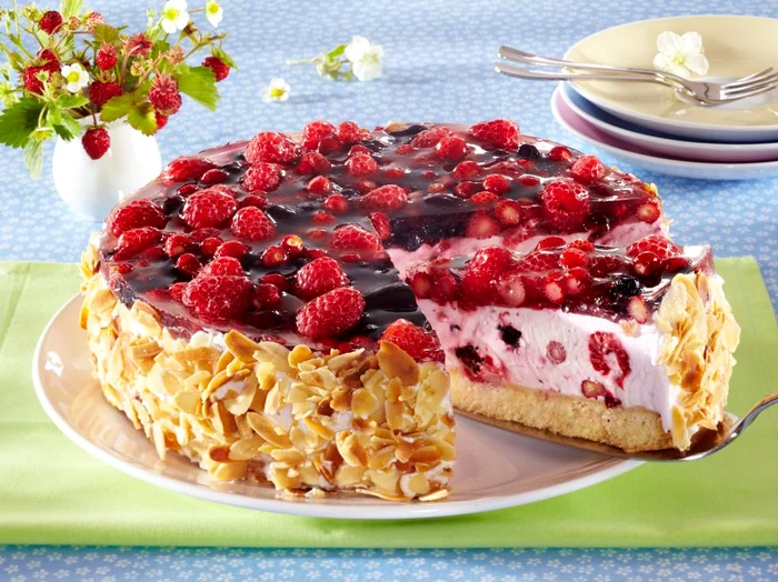 tort cu fructe de padure jpeg